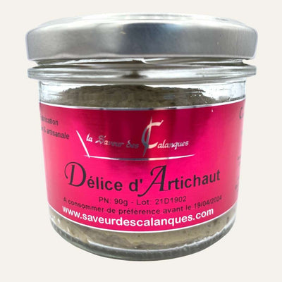 Pot de 90 grammes de délice d'artichaut avec étiquettes rouges de saveurs des calanques, sur fond crème.