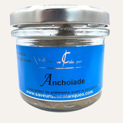 Pot d'anchoïade avec étiquettes bleu de Saveurs des Calanques sur fond crème.