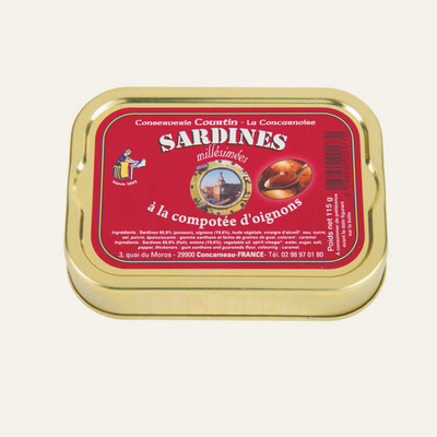 Sardines millésimées à la compotée d'oignons. Des oignons délicatement cuisinés jusqu'à obtention d'un succulent mélange caramélisé, des sardines tendres et savoureuses, plaisir gustatif garanti.  Origine: Concarneau / France   Poids net: 115gr